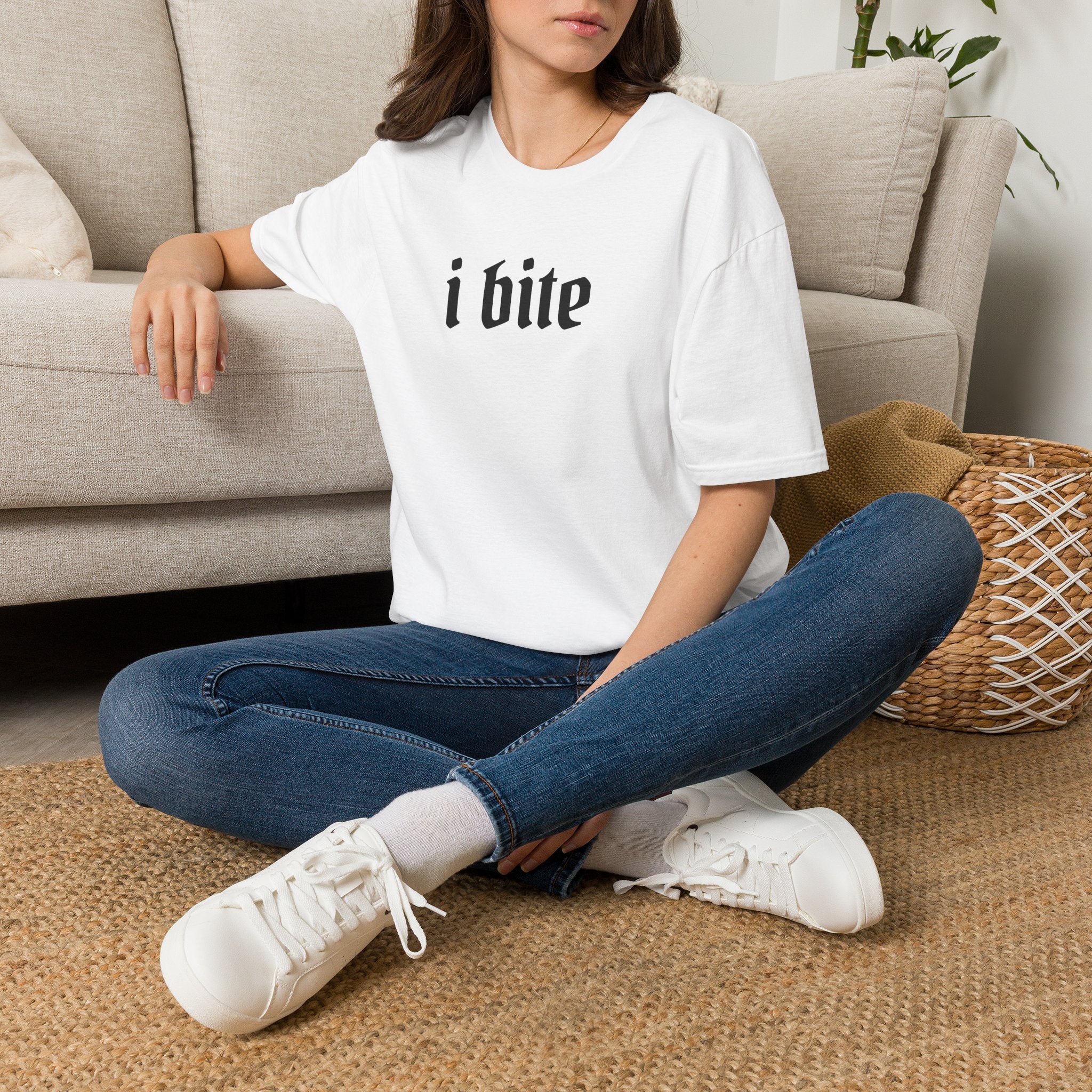 I Bite Graphic T-Shirt — Funny Gothic Script Tee for Bold Casual Wear